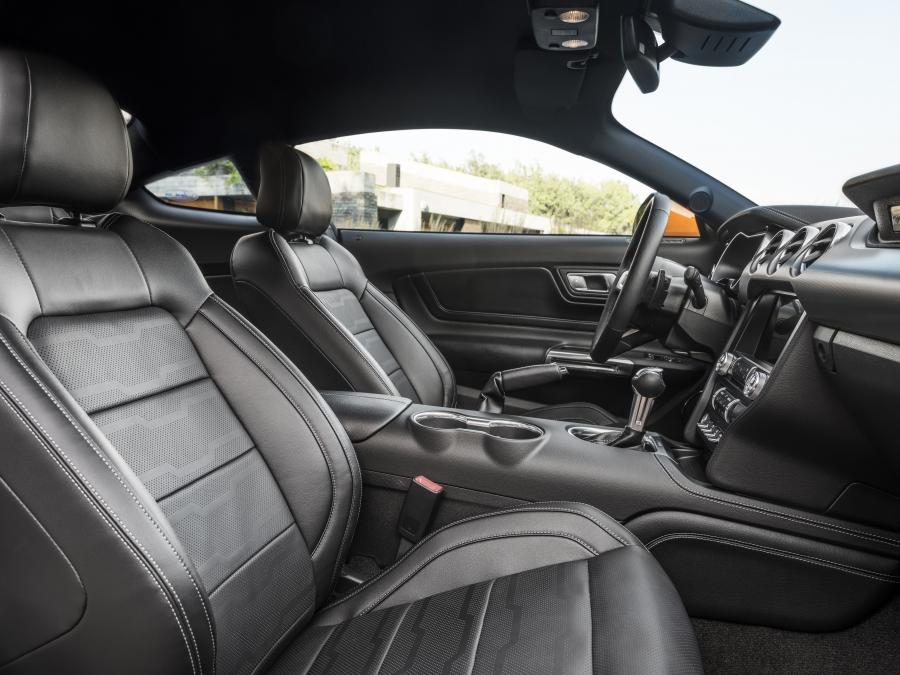 Интерьер Ford Mustang GT Fastback 2017 года  (EU) (фото 21 из 42)